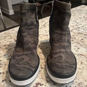Woman’s black camo zip boots